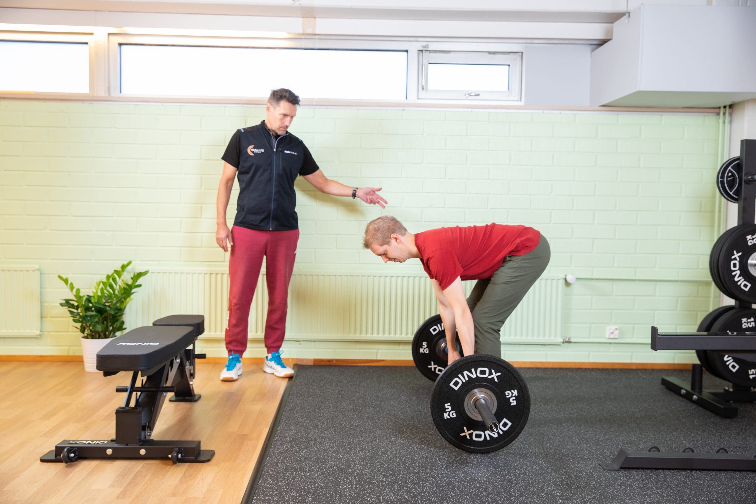 Personal training valmennus. Maastavetoliiket, jossa valmentaja ohjaa. 