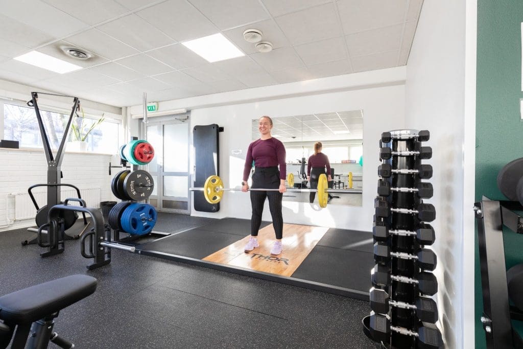 OmaPolku-valmennuksessa eli personal training -tapaamisissa saavutetaan sinun henkilökohtaisia tavoitteita, kuten kuvan mukaisesti maastaveto oon juuri onnistunut tangolla ja painoilla.