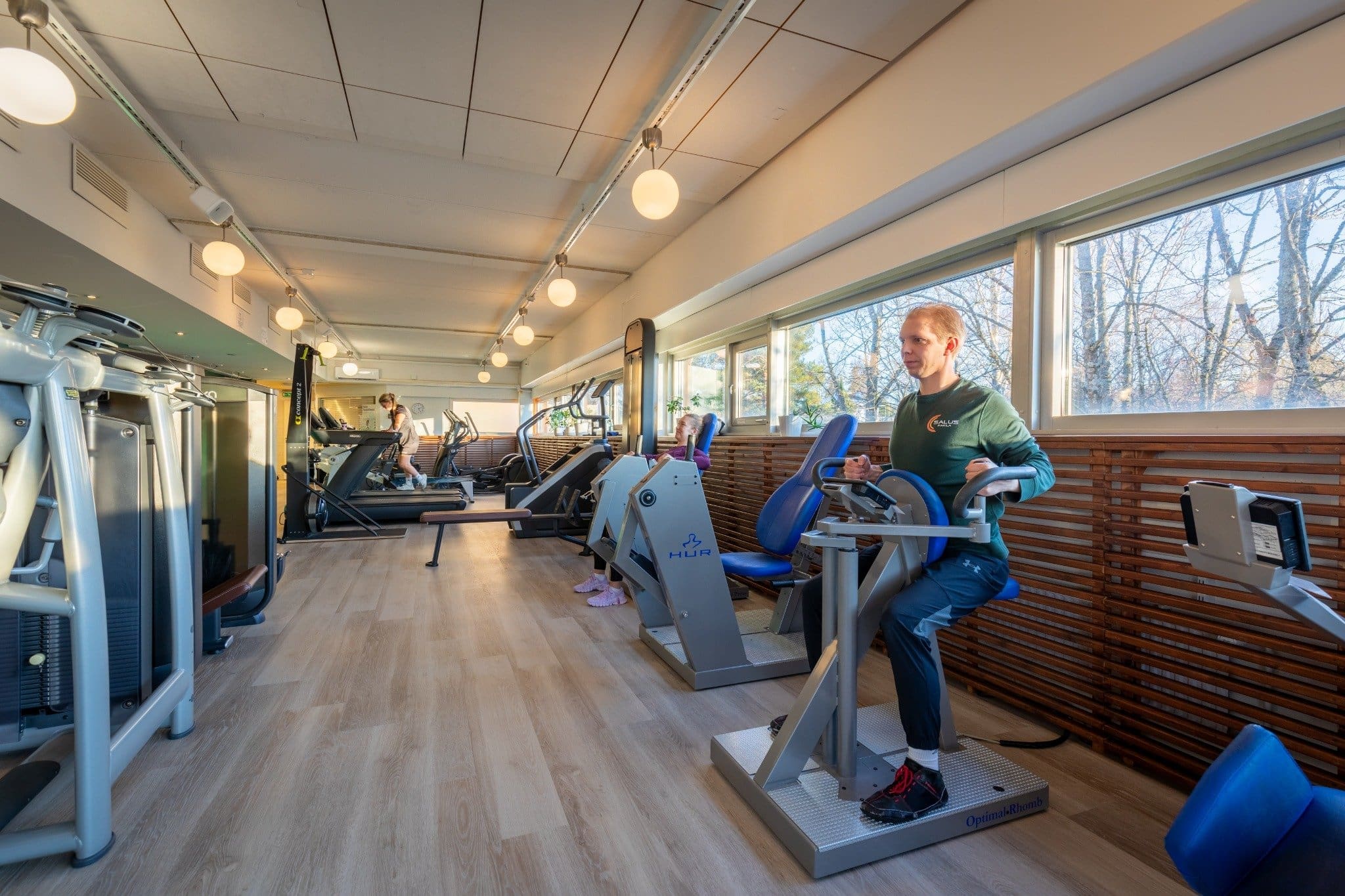 Kuntosaliharjoitus Salus Pakilan Kuntosalilla. Katso hinnasto.